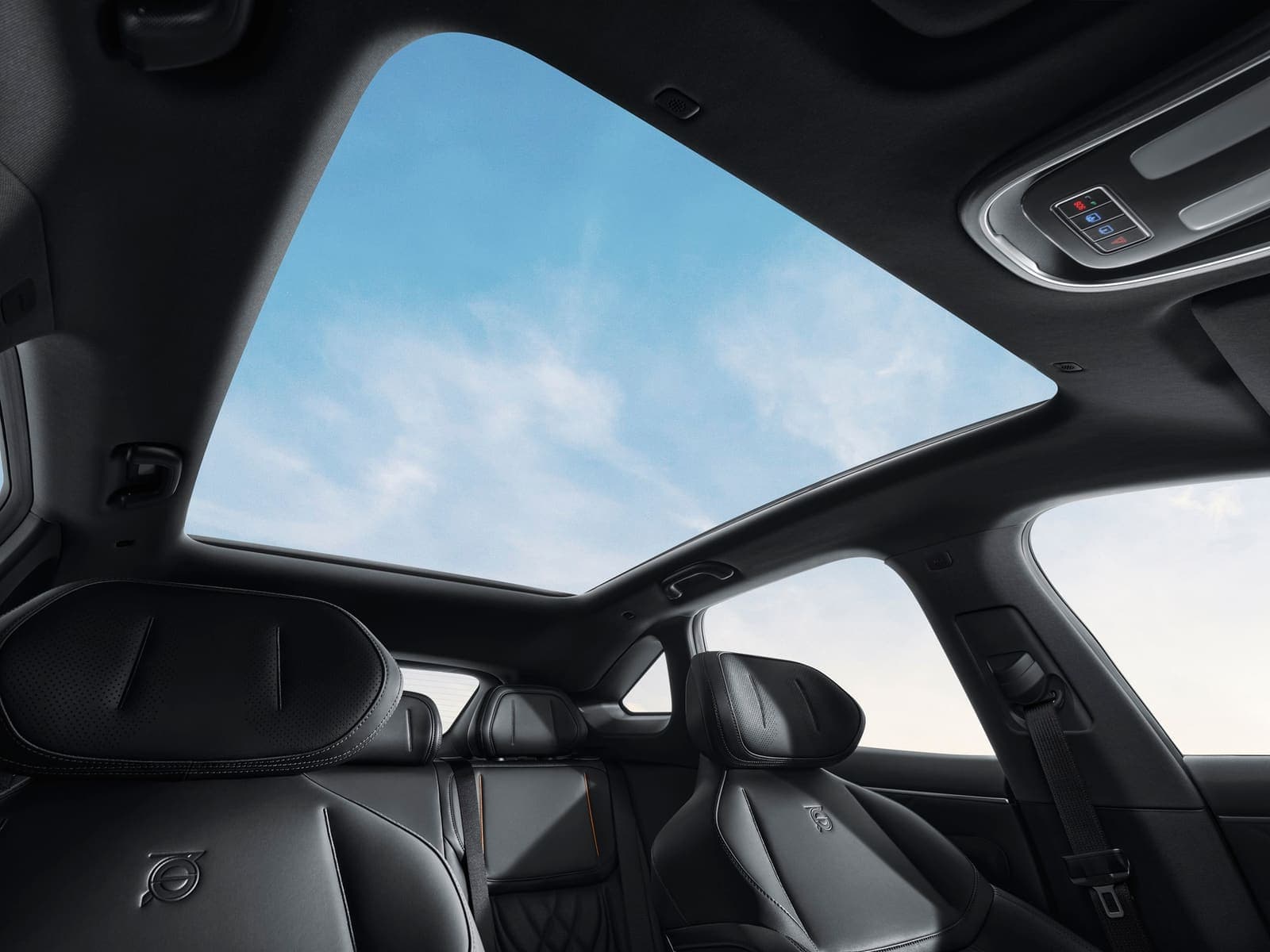 Deepal S07 panoramic glass roof from the inside